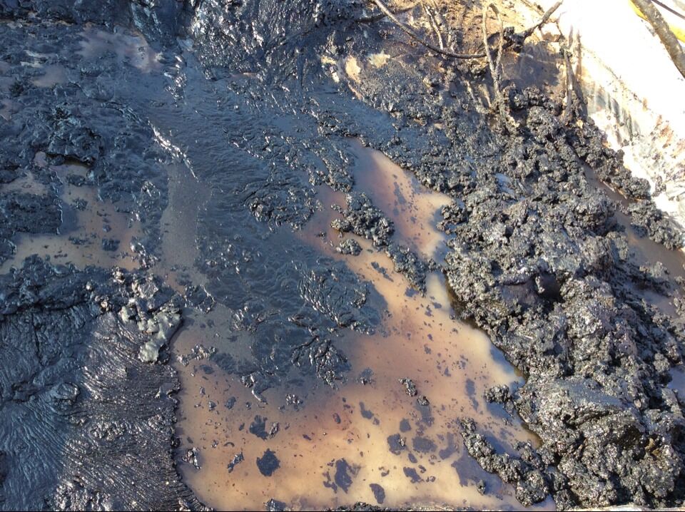 含油污水是原油、泥沙、水等的混合物。